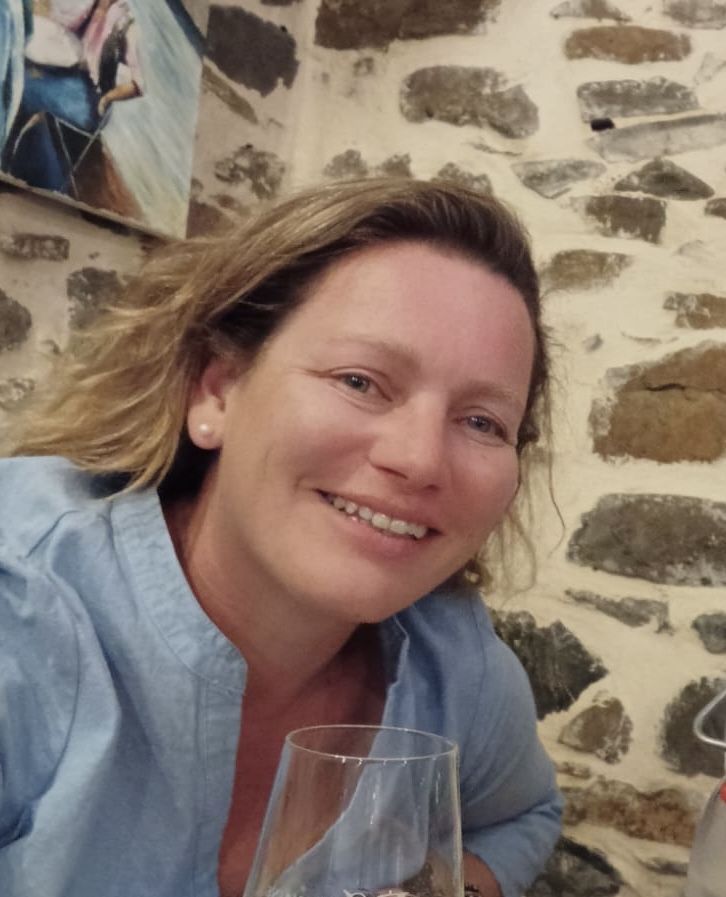 IDÉES EN tête par Stéphanie Tarbouriech Depuis toujours, ma passion pour le vin et l’art de recevoir guide mes pas. Stéphanie Tarbouriech Formée à l’École Hôtelière de Saint-Chély-d’Apcher, j’y ai découvert la rigueur, l’exigence et le plaisir du partage. Mon parcours s’est ensuite enrichi d’un BTS Art culinaire & de la table et d’une Mention Complémentaire Sommellerie, avant de s’envoler vers de nouvelles expériences.